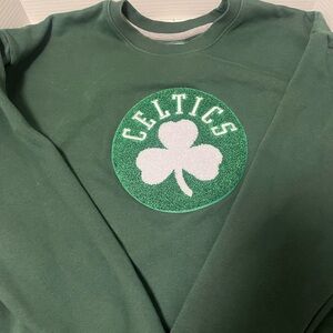 Antigua Women’s Boston Celtics Sweatshirt with raised graphic Size XL